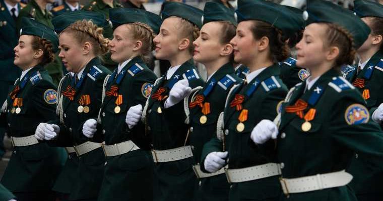 продолжила маршировать девушка офицер Калининград