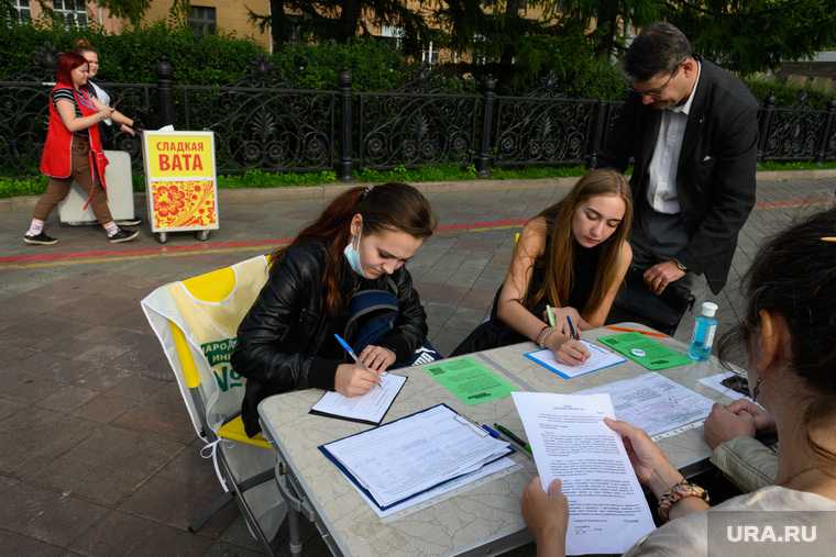 Сбор подписей за прямые выборы мэра у Приборостроительного завода. Екатеринбург