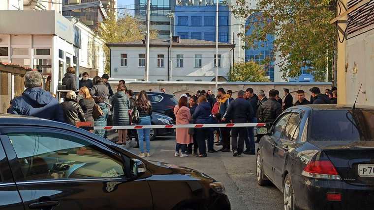 Сотни азербайджанцев оккупировали консульство в Екатеринбурге. Причина — война в Карабахе