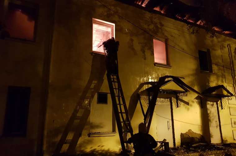 В Первоуральске загорелось здание гостиницы. Рухнула крыша. Фото