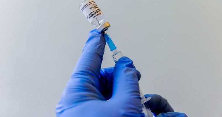 вакцина от коронавируса не защитит людей от заражения Эндрю Поллард