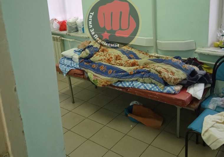 Пожилых пациентов больницы Нижнего Тагила положили в коридоре. Фото