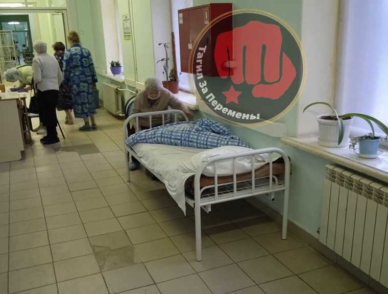 Пожилых пациентов больницы Нижнего Тагила положили в коридоре. Фото