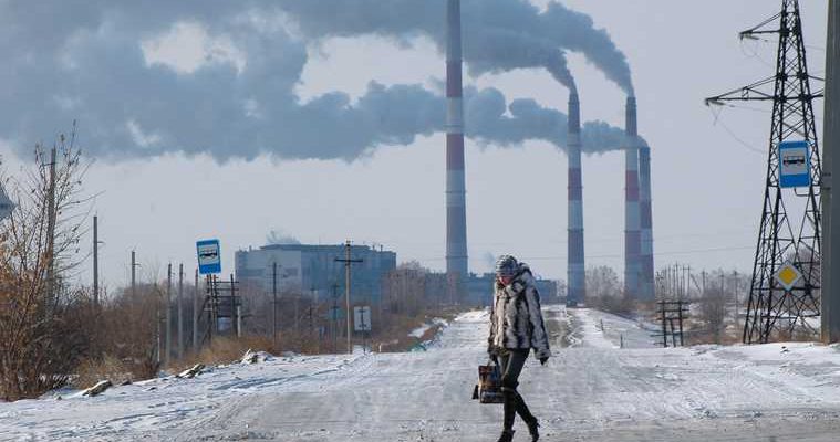 дым заводов в Курганской области