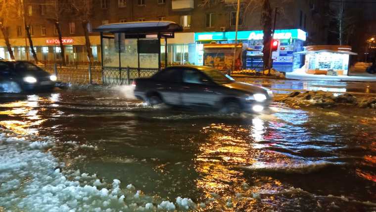 В центре Екатеринбурга затопило несколько улиц. Фото