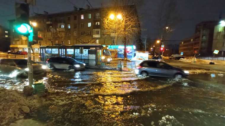 В центре Екатеринбурга затопило несколько улиц. Фото