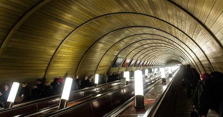 метро площадь 1905 года затянуло пассажира в эскалатор