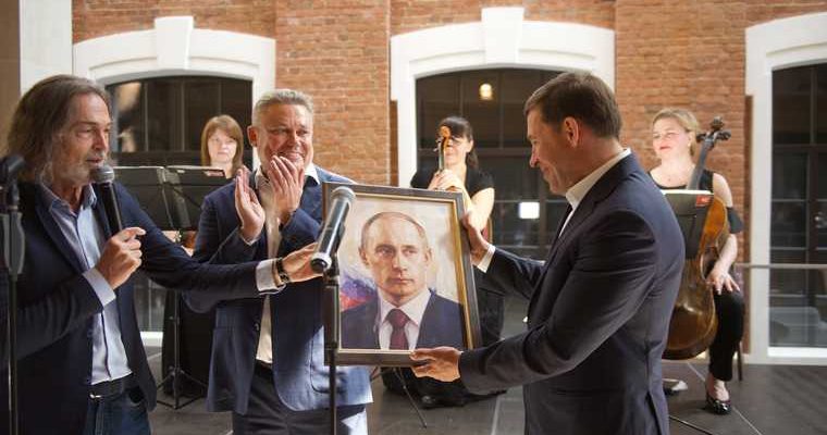Евгений Куйвашев губернатор Свердловская область портрет Путина вручил Никас Сафронов