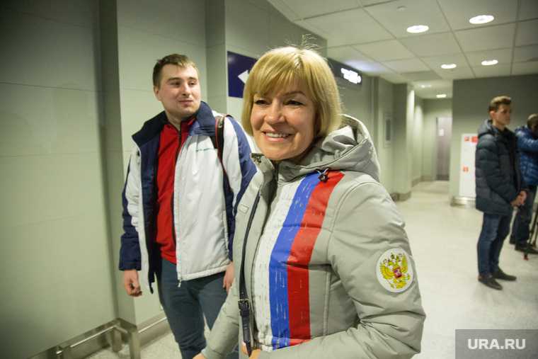 Встреча олимпийских медалистов Дениса Спицова и Александра Большунова в аэропорту. Тюмень