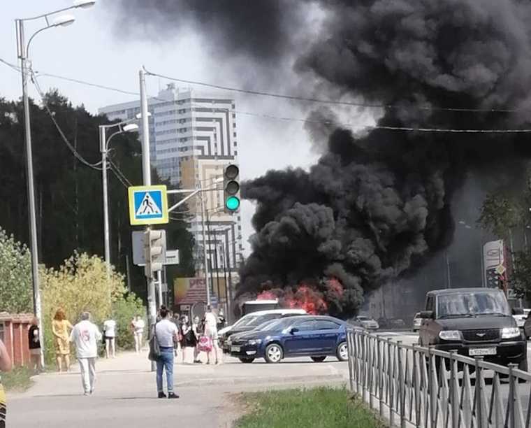 В Перми пассажирский автобус загорелся на остановке. Фото, видео