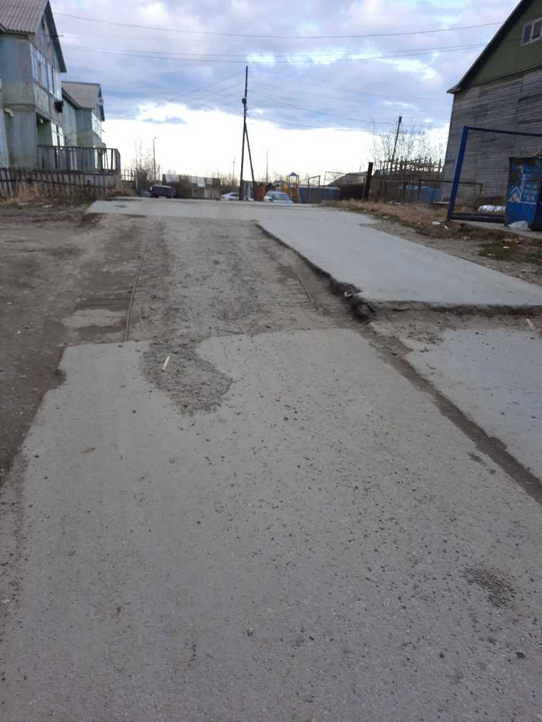 Жители Салехарда жалуются на разбитые дворы. Фото