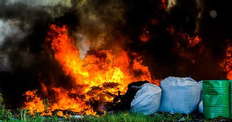 мэр Карпинска тушил пожар в городе