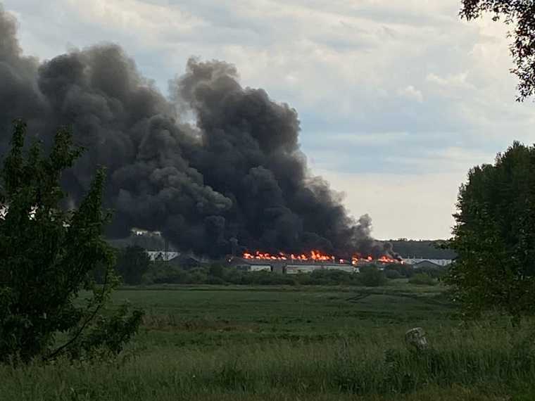 В Челябинской области горит фабрика экс-замгубернатора. Фото
