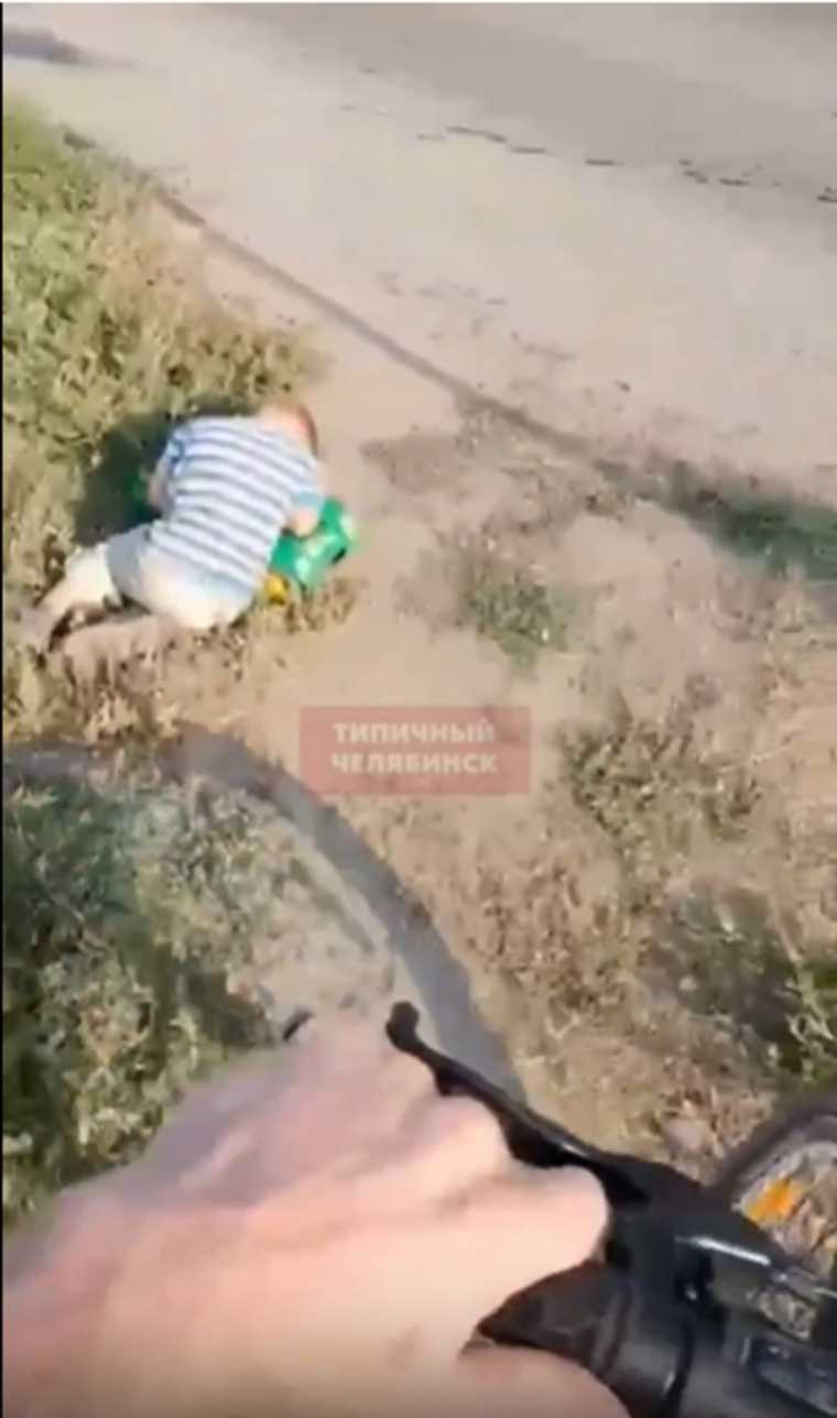Житель Челябинской области нашел на обочине спящего малыша. Скрин