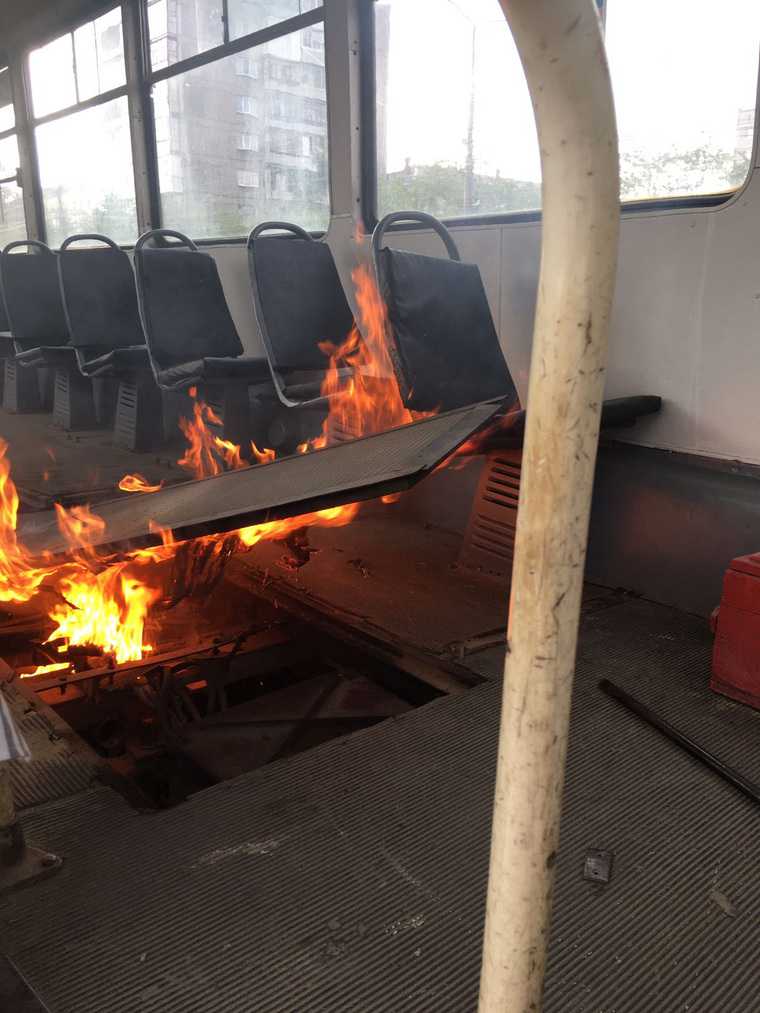 В Нижнем Тагиле трамвай сгорел на ходу. Фото, видео
