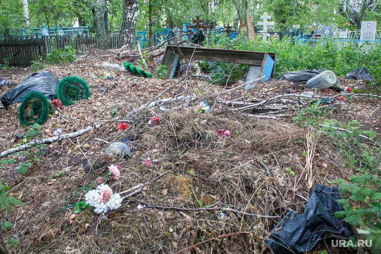 В Тюмени могилы на кладбище завалили мусором. Фото