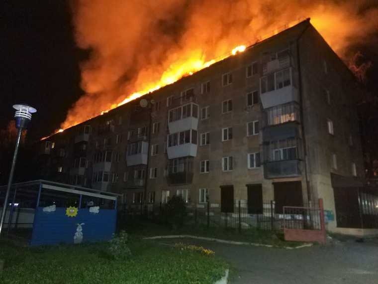 В центре Екатеринбурга загорелось жилое здание. Возможны жертвы. Фото